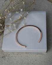 Lade das Bild in den Galerie-Viewer, Zarter Armreif Rosé-Gold