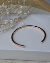Lade das Bild in den Galerie-Viewer, Zarter Armreif Rosé-Gold