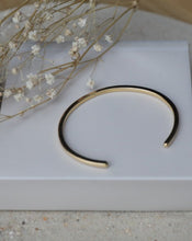 Lade das Bild in den Galerie-Viewer, Zarter Armreif Gold