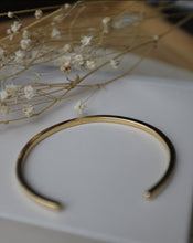 Lade das Bild in den Galerie-Viewer, Zarter Armreif Gold