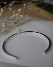 Lade das Bild in den Galerie-Viewer, Zarter Armreif Silber